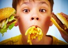 Neno comendo comida rápida | Recurso educativo 726563